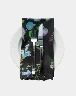 Scallop Embroidered Edge Dinner Napkin